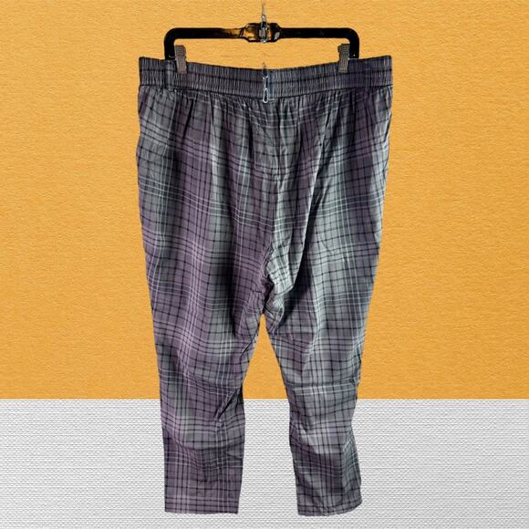 Torrid Women's 16 Gray Plaid Relaxed Taper Challis Plaid High Rise Cropped Pants - Picture 3 of 11